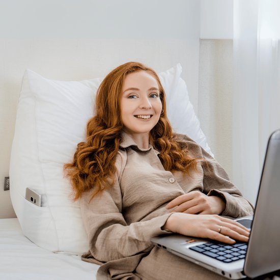 Bline Coussin de lecture blanc - Siège de lecture avec mousse à mémoire de forme - Coussin de lecture pour lit et canapé - Coussin dorsal avec poche latérale - Support dorsal ergonomique - Coussin de lecture - Blanc