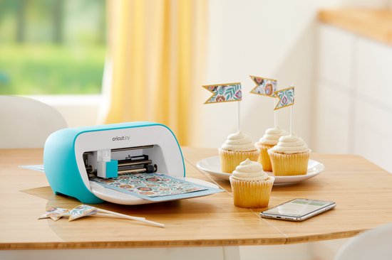 Cricut - Traceur de découpe et machine à écrire - Largeur de découpe 11,4 cm et design compact - Avec connexion Bluetooth et contrôle par application - Pour les projets de loisirs créatifs - Plastique blanc et bleu