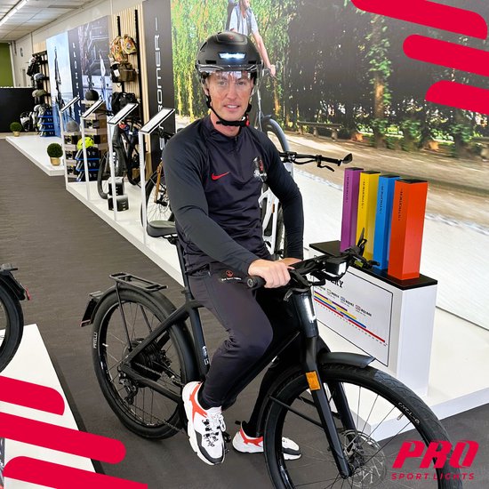 Pro Sport Lights - Speed Pedelec Helmet NTA-8776 - Taille Medium (49-55 cm) & Avec Visière - Equipé d'oreillettes et ajustable - Pour E-bike et Moped Scooter - Plastique noir