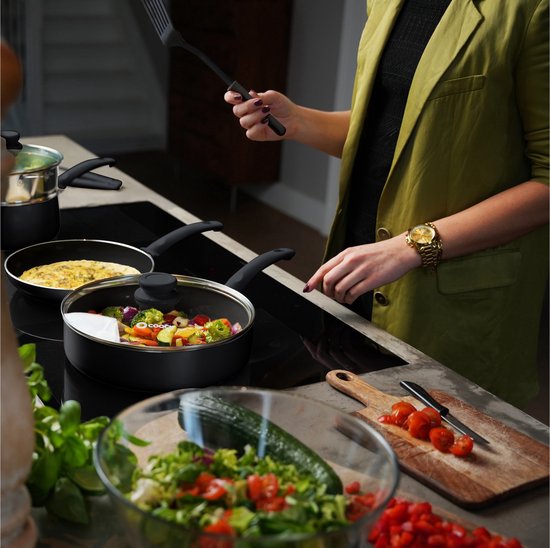 COOCK Batterie de cuisine à induction 19 pièces - Revêtement spécial antiadhésif - Poignées ergonomiques à froid - Aluminium recyclé - Ensemble de poêles à frire - Ensemble de casseroles - Noir - Sous-verres et livre électronique inclus