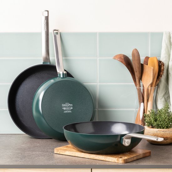 GreenPan Evolution Pine Green ceramic induction pan set 3 pieces - Sans PFAS - Poêle à induction - Poêle wok à induction 28cm - Va au lave-vaisselle - Va au four jusqu'à 200°C - Aluminium recyclé - Poignée en acier inoxydable - Vert