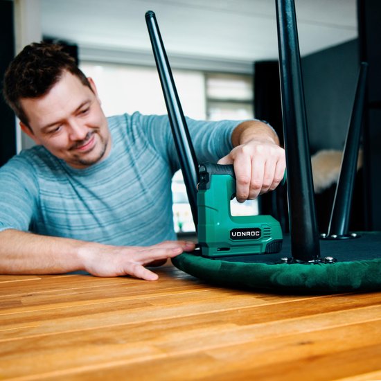 VONROC Accu tacker 4V - Set complet comprenant 900 agrafes et 300 clous