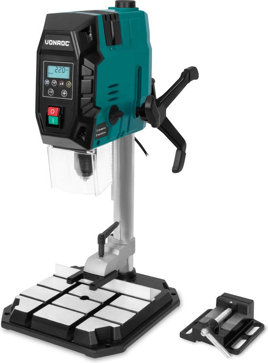Perceuse à colonne VONROC 900W - perceuse de table - panneau de contrôle digital avec écran LCD - laser de ligne transversale et lampe de travail LED - Comprend une pince rapide, une pince de perçage et un guide de parallélisme