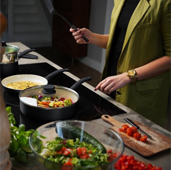 COOCK Batterie de cuisine à induction 19 pièces - Revêtement spécial antiadhésif - Poignées ergonomiques à froid - Aluminium recyclé - Ensemble de poêles à frire - Ensemble de casseroles - Noir/Blanc - Sous-verres et livre électronique inclus