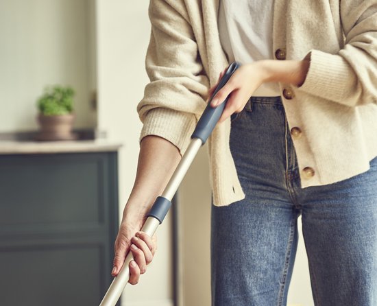 Joseph Joseph - CleanStore Balai télescopique avec fixation murale - Plastique - Bleu