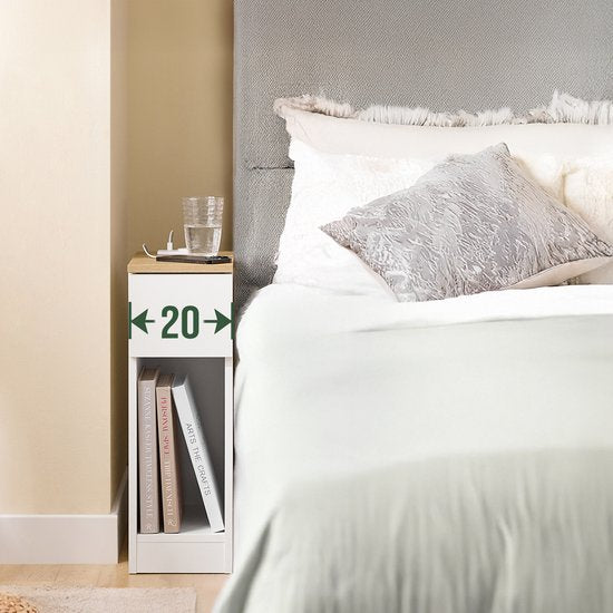 SoBuy Table de nuit mince avec station de charge, table d'appoint étroite avec prise standard, port USB et port Type-C pour chambre et salon, L20 x P35 x H60 cm, blanc, FBT111-E-WN