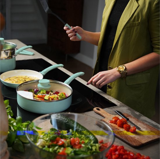 COOCK Batterie de cuisine à induction 19 pièces - Revêtement spécial antiadhésif - Poignées froides ergonomiques - Aluminium recyclé - Ensemble de poêles - Ensemble de casseroles - Turqoise (vert) - Sous-verres et livre électronique inclus