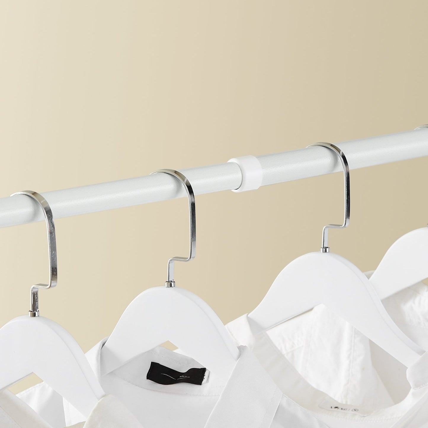 SoBuy FRG34-II-W Porte-vêtements télescopique réglable blanc - 147-195 x 200-295 cm - Placard ouvert avec tringles et étagères