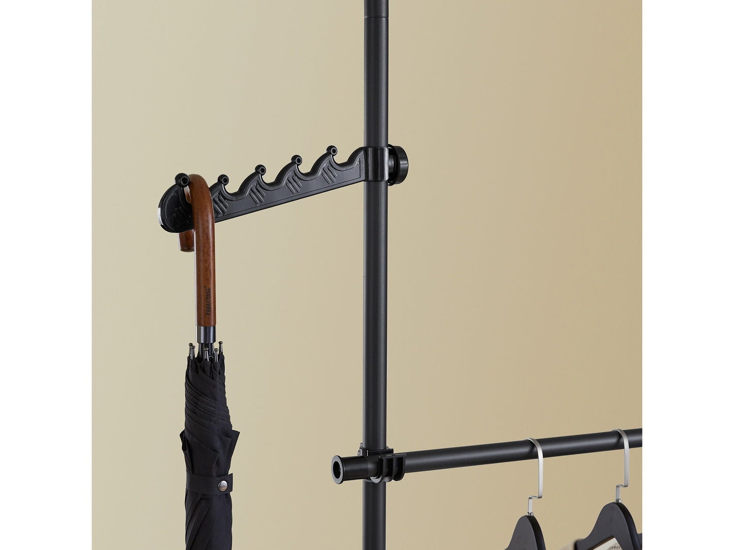 SoBuy Cintre télescopique au sol - penderie ouverte réglable - avec tringles et étagères - noir