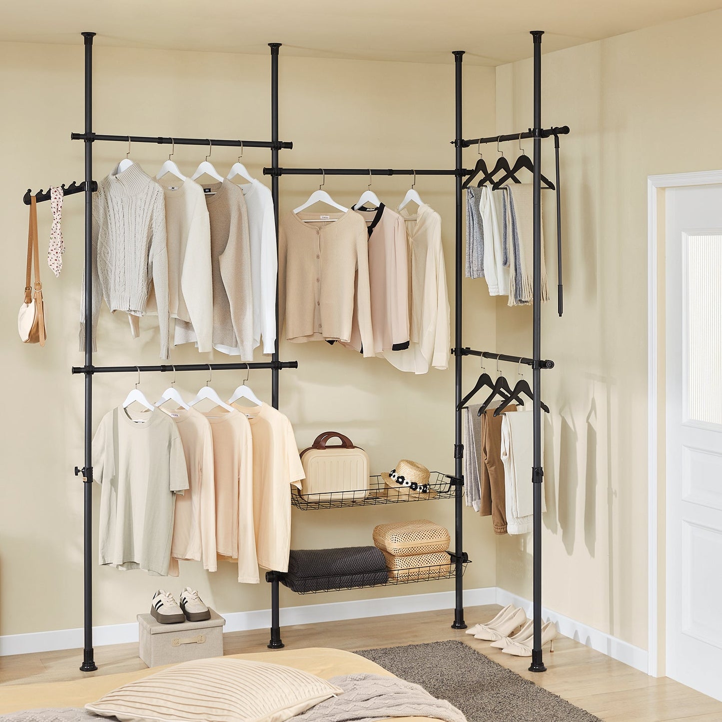 SoBuy Porte-vêtements télescopique KLS04-II-SCH - 209-311 × 200-295 cm - Noir - Penderie ouverte réglable avec barres et étagères