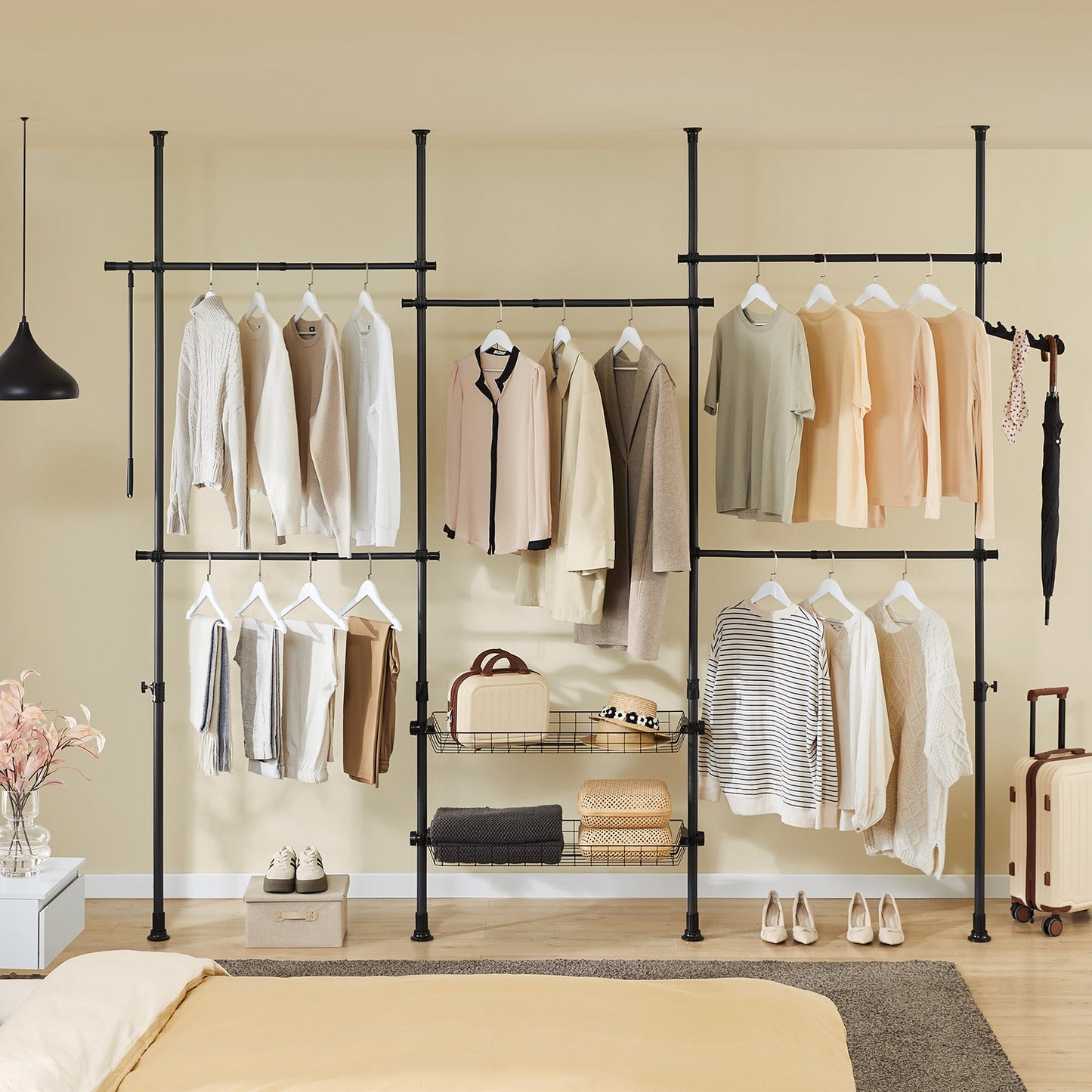 SoBuy KLS04-II-SCH Porte-vêtements télescopique - Noir - 209-311 x 200-295 cm - Porte-vêtements robuste en métal avec tringles et étagères