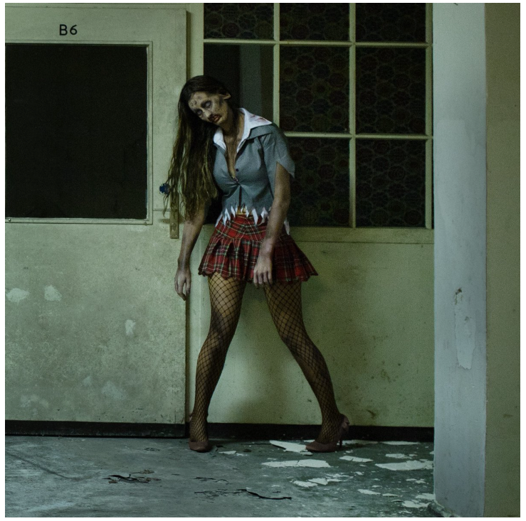 DressForFun - Costume de zombie sexy pour femme - Taille L - Polyester blanc et rouge - Mini robe déchiquetée avec taches de sang - look effrayant - Halloween & Carnaval - Robe pour dames