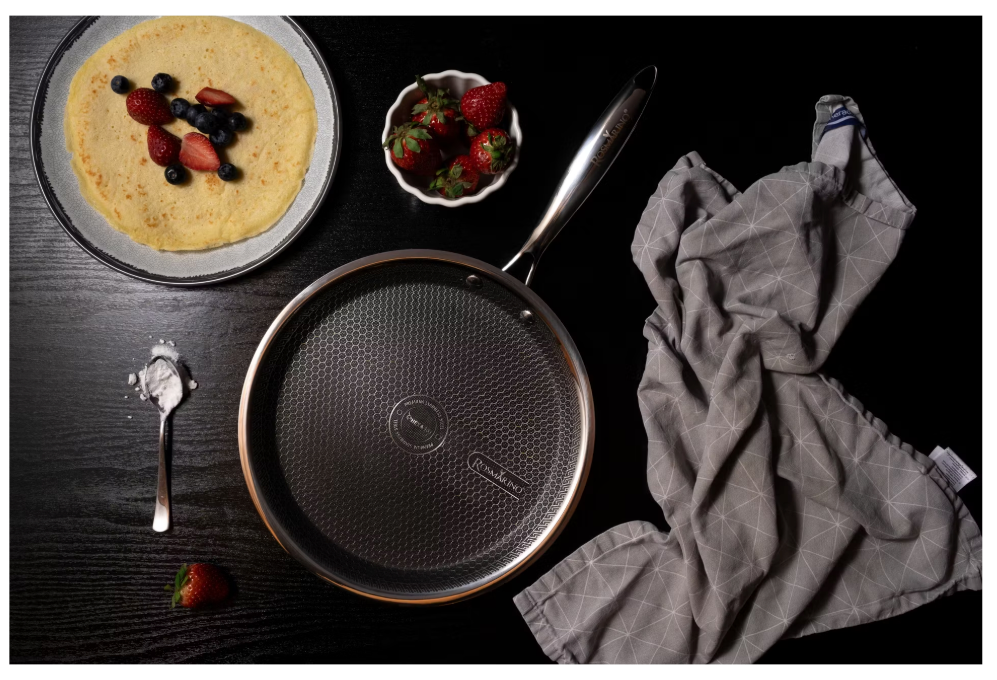 Rosmarino HexaPRO Poêle à crêpes - Structure hexagonale au laser, poignée Stay-Cool et cadre résistant au four - Pour induction et gaz - Acier inoxydable argenté et aluminium - 28 cm