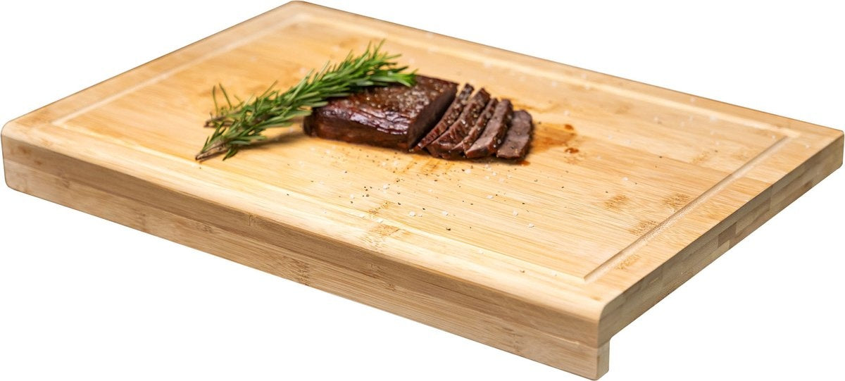Planche à découper en bois Coninx pour plan de travail, comptoir ou table | Planche à découper avec bord de support et rainure pour jus de fruit | 45x30CM | 2,5CM Epaisseur | Bambou