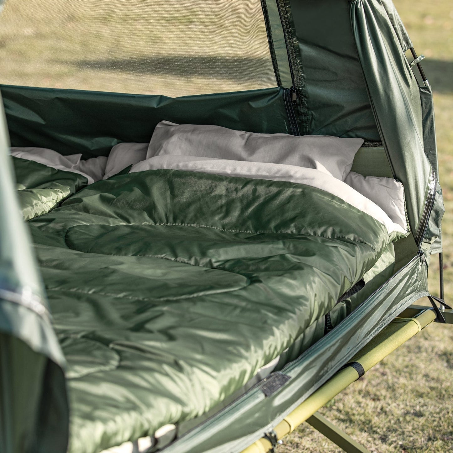 SoBuy - Lit de Camping avec Tente 2 Personnes - 193 x 145 x 188 cm & 7-In-1 Set - Inclut Airbed Schlafsäcken et Foot Pump - Pour l'extérieur et les festivals - Polyester Vert et Métal