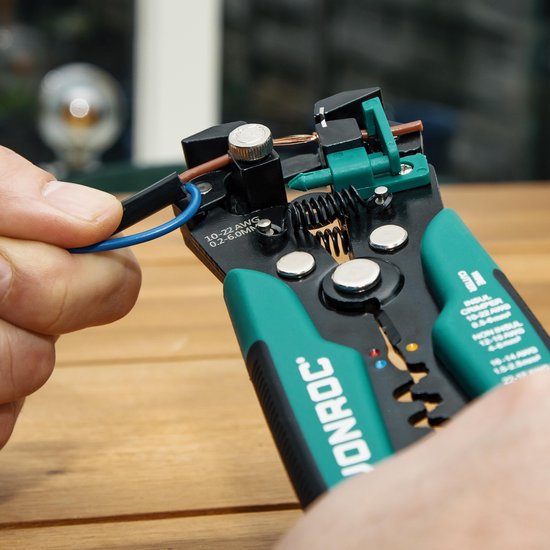 VONROC Pince à dénuder automatique professionnelle - Pince à sertir et à isoler - Avec jeu d'accessoires de 270 pièces