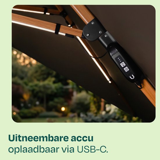 Éclairage LED pour parasol VONROC - 15 bandes lumineuses - blanc chaud - pour les parasols suspendus VONROC Bardolino et Pisogne ou les parasols à baleines à partir de 69 cm - batterie rechargeable de 2 600 mAh – (parasol non inclus)
