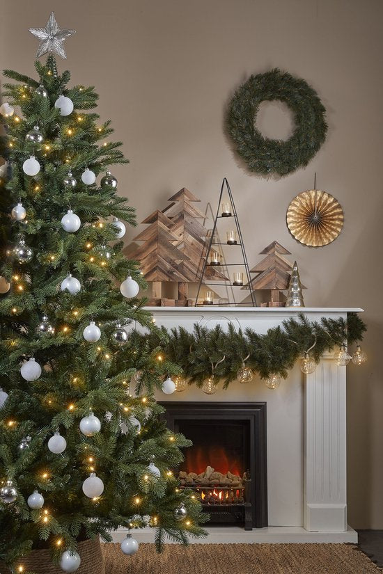 Black Box Trees Brampton Boom - Sapin de Noël à la forme naturelle - Décoration de Noël pour le salon et le bureau - Sapin artificiel avec des aiguilles en PE - Hauteur 230 x diamètre 147 cm - Vert