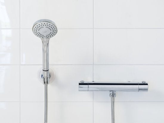 Ensemble de douche à main WENKO Basic 9,5 cm - 5 types de jets - Chromé - Pomme de douche avec flexible