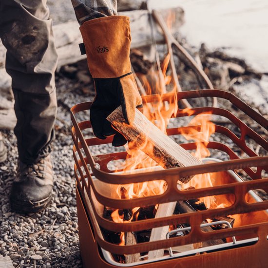 höfats CUBE : brasero à l'aspect rouillé, barbecue, tabouret et table pour le jardin et la terrasse, en acier inoxydable avec fonction d'extinction intégrée