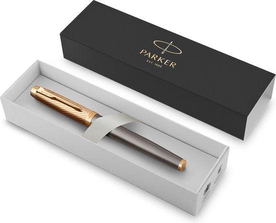 Stylo à bille roulante Parker IM Parker Pioneers Collection | laqué gris avec capuchon et détails dorés | pointe fine | encre noire | avec coffret cadeau