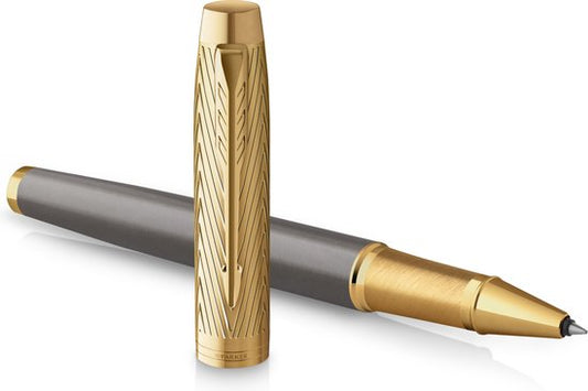 Stylo à bille roulante Parker IM Parker Pioneers Collection | laqué gris avec capuchon et détails dorés | pointe fine | encre noire | avec coffret cadeau