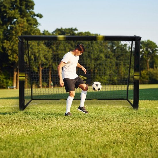 But de football Umbro - But de football 300 x 200 x 120 cm - But de football grand - Jouets d'extérieur pour enfants et adultes - Montage rapide - But d'entraînement de football - Métal - Noir/ Jaune