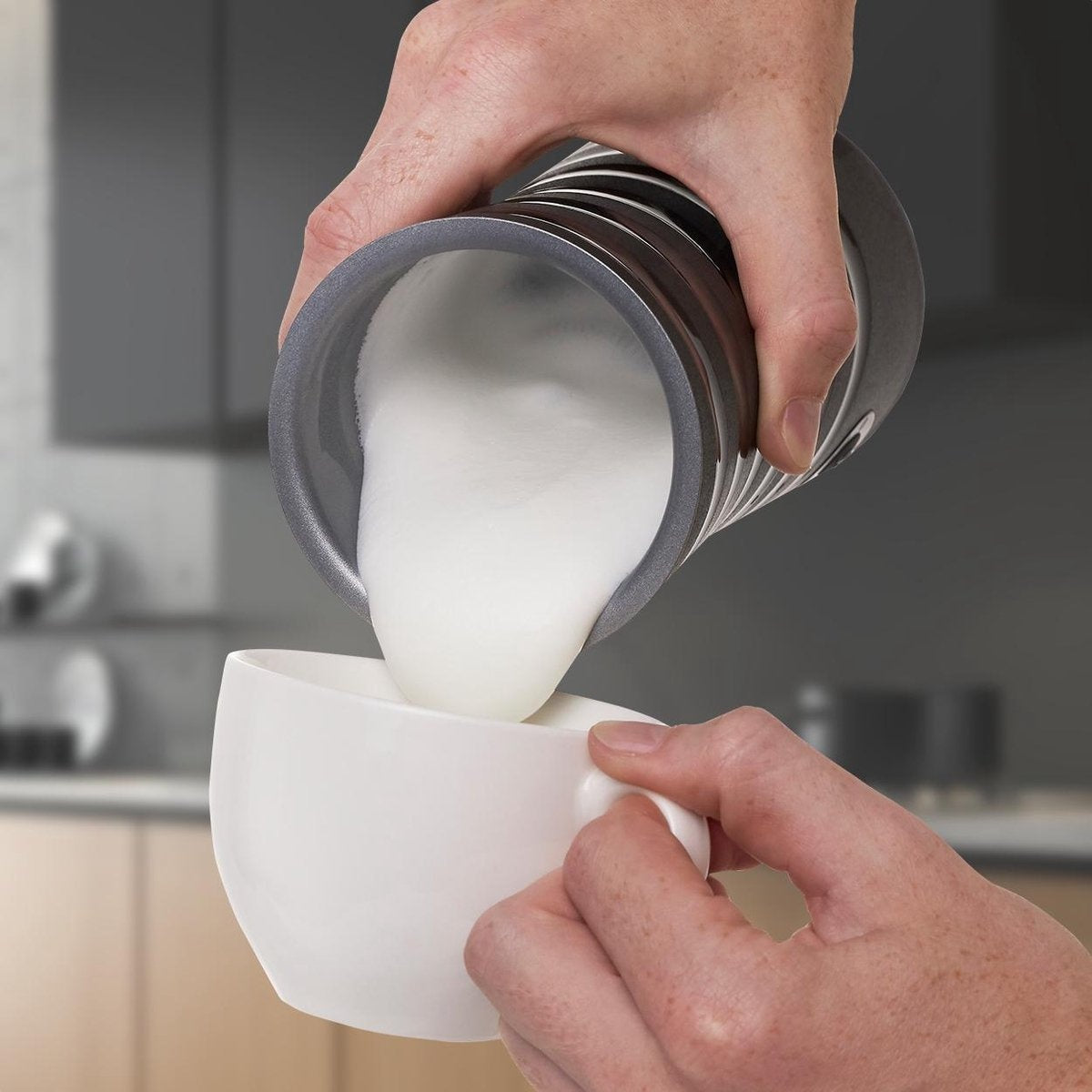 Mousseur à Lait Électrique KitchenBrothers, Chauffe Lait Chocolatière, Revêtement Antiadhésif, 400W, Noir