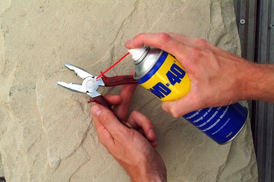WD-40® Multi-Use Product Classic - Élimine l'humidité - Élimine les grincements et les craquements - Protège contre la rouille et la corrosion - Élimine les salissures - Sans silicone - 100 ml