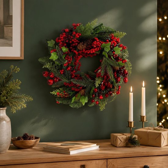 Mica Decorations Norah Décorations de Noël - Couronne de Noël avec pommes de pin et baies rouges - Couronne de porte pour le hall d'entrée, la porte d'entrée ou la fenêtre - Décoration de Noël classique - H 11 x Ø 40 cm - Rouge