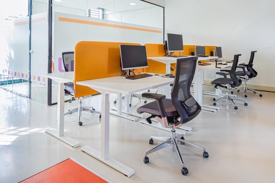 Chaise de bureau - 105, piètement chromé, assise et dossier en cuir noir/noir, accoudoirs.