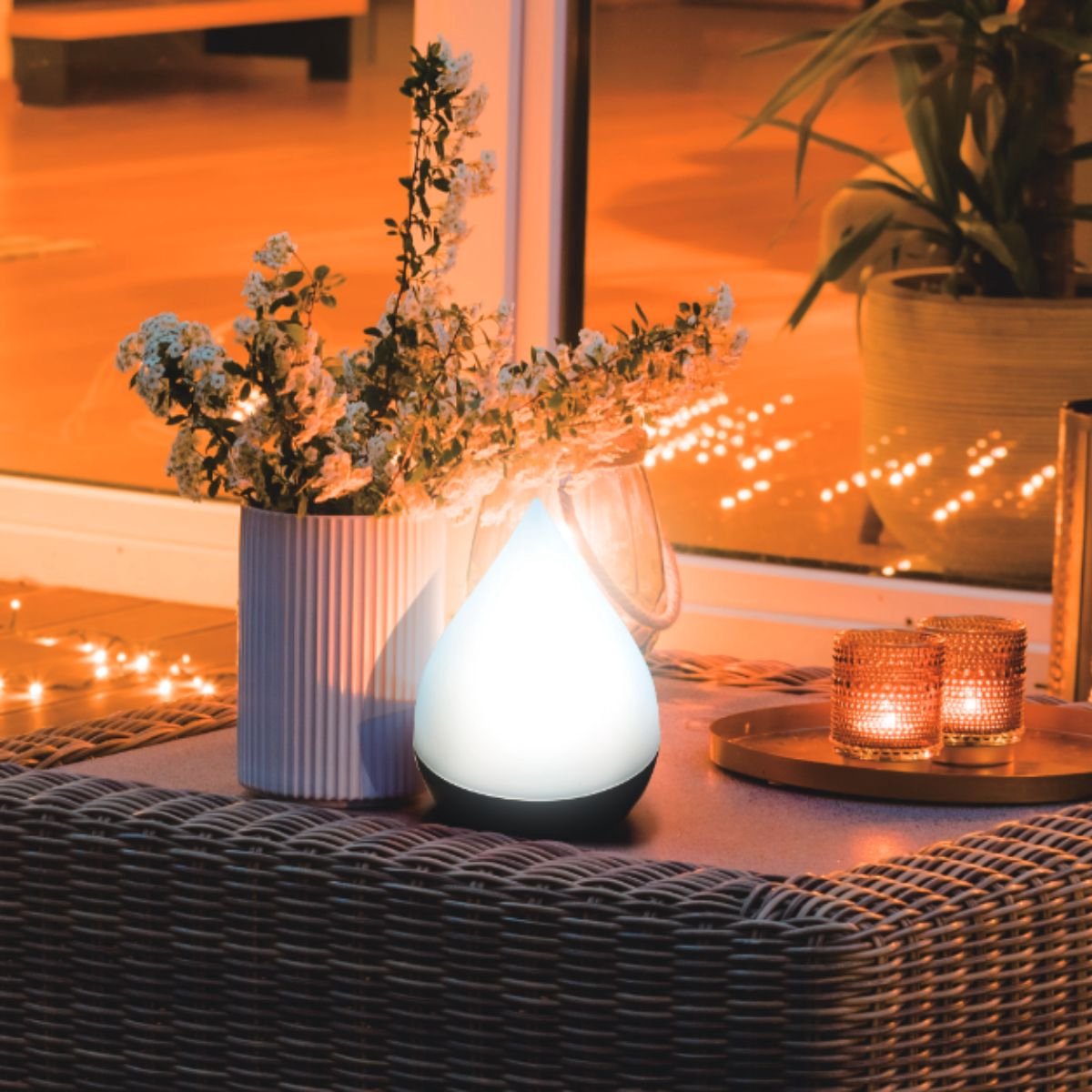 Lampe de table solaire Grundig en forme de goutte - Blanc/Noir - 15 x 15 x 20 cm - Éclairage de jardin à énergie solaire