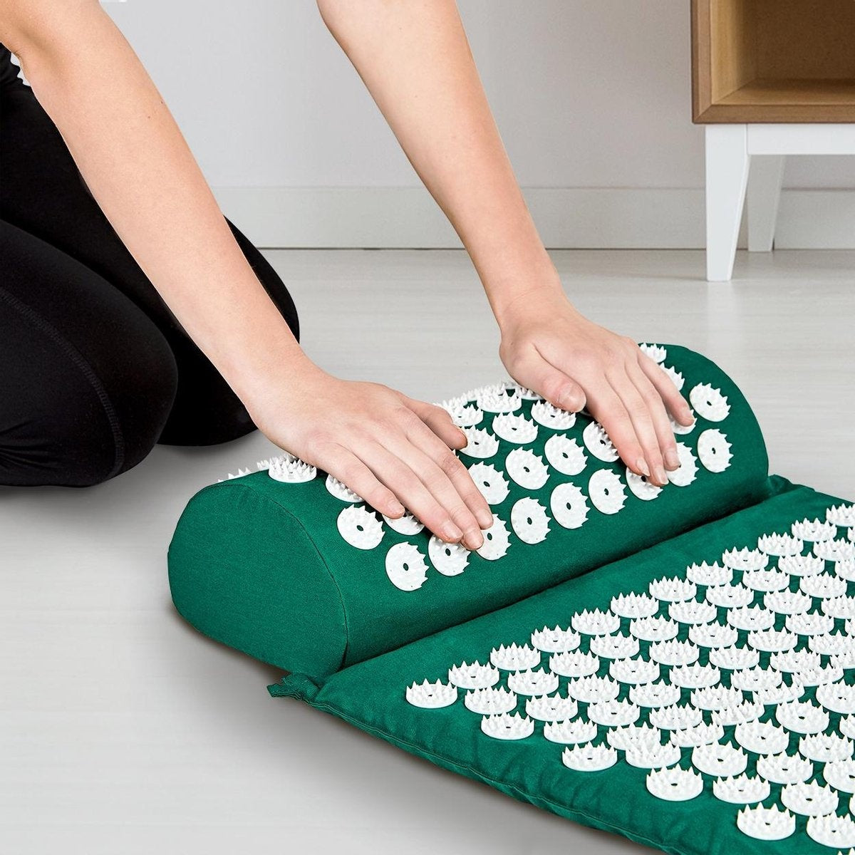 LifeGoods Tapis d'acupression avec coussin - Tapis Shakti - Tapis pour ongles avec 2 balles pour points de déclenchement - 66x40x2cm - Vert/Blanc