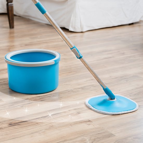 Système de nettoyage Livington Clean Water Spin Mop à eau claire, avec nettoyant et tampons inclus - sépare l'eau sale de l'eau propre - Balai à franges adapté à tous les types de sols - Tête pivotante à 360° - Édition vente par correspondance