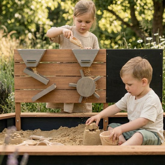Bac à sable AXI Joey 158 x 91 x 57 cm Marron/anthracite – Avec mur de jeux et tableau à craie – Bac à sable ovale – Avec housse et tapis de sol – Bois de pruche 100 % certifié FSC