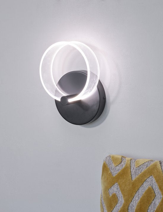 L'applique murale LEDVANCE DECOR Circle, de forme circulaire, offre une solution d'éclairage de 8 watts, dotée de la fonction Click CCT permettant de régler la couleur de la lumière de manière flexible.