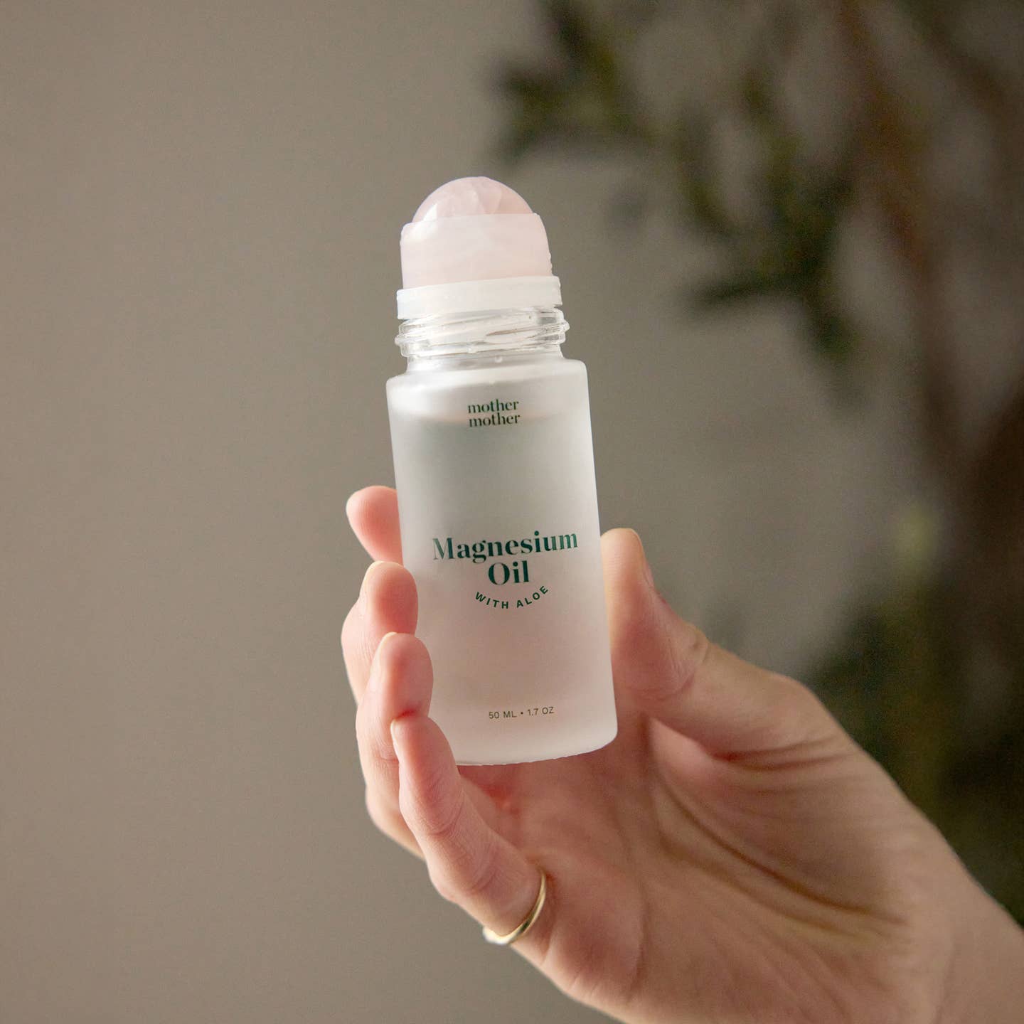 Huile de magnésium Mother Mother en roll-on à l'aloès et à la pierre de quartz rose - 50 ml - Flacon en verre transparent