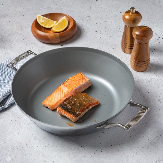 Saveur Selects – Série Voyage - Poêle à frire 30 cm - avec couvercle - Poêle antiadhésive - Acier inoxydable triplex - Compatible avec l'induction et toutes les autres sources de chaleur - Résistante au four jusqu'à 260 °C – Lavable au lave-vaisselle - 10