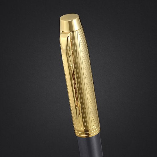 Stylo à bille roulante Parker IM Parker Pioneers Collection | laqué gris avec capuchon et détails dorés | pointe fine | encre noire | avec coffret cadeau
