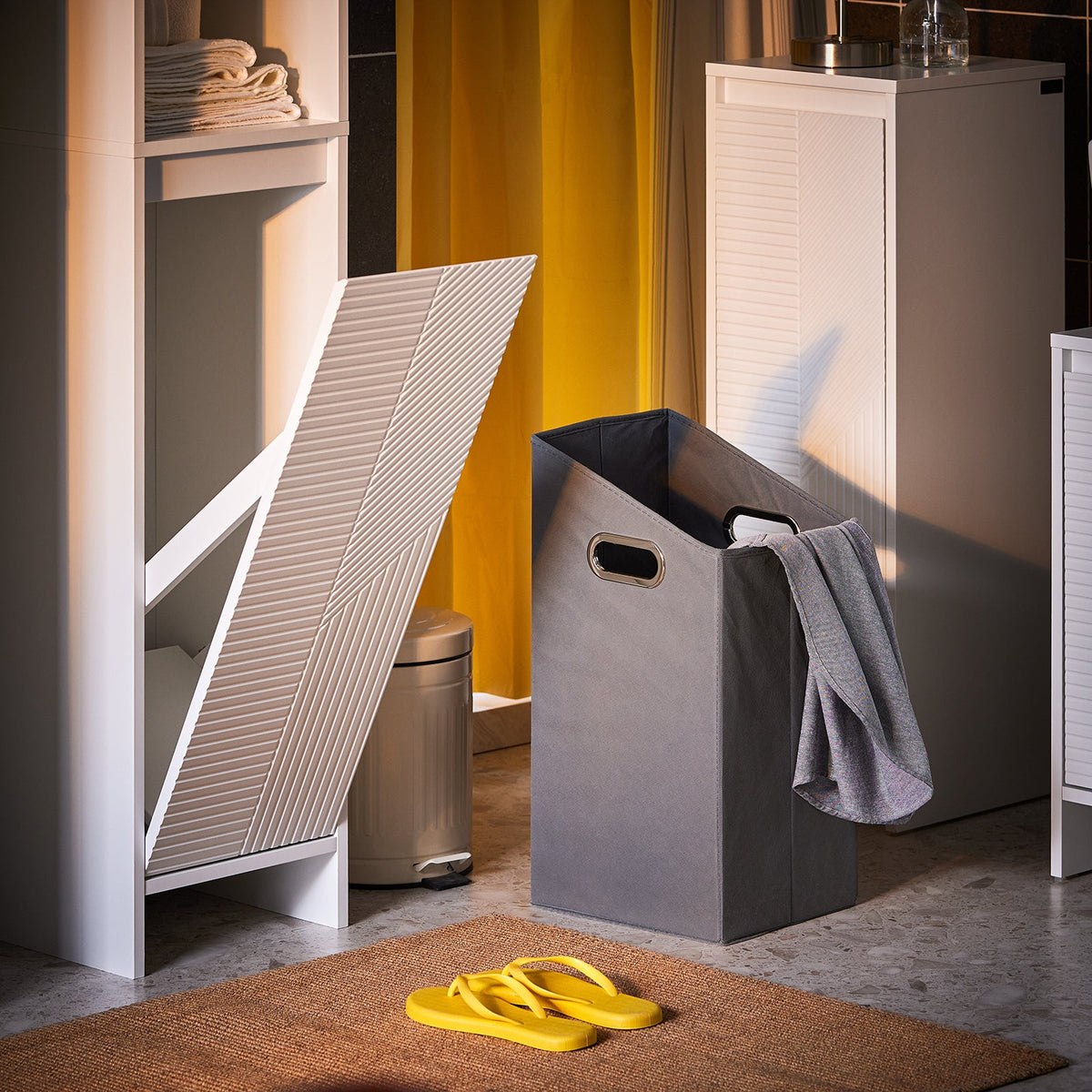 SoBuy Armoire de toilette haute BZR158-W - blanc - 30x170x30 cm - avec sac à linge et espace de rangement