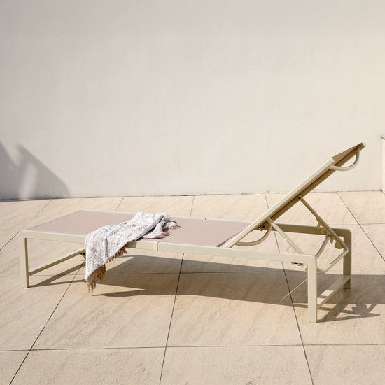 Chaise longue AXI Zane beige/marron – Structure en acier thermolaqué – Dossier à 5 positions – Assise en Textileen – 173 x 62 cm