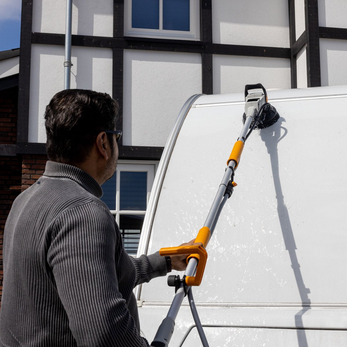 Batavia Battery 18V Twin Brush Brushless Cleaning Brushless - Comprend batterie Li-ion 2.0 Ah - chargeur 2.4A - 1x brosse de nettoyage - 1x brosse moyenne bleue - Maxxpack