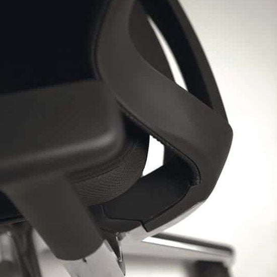 Chaise de bureau - 105, piètement chromé, assise et dossier en cuir noir/noir, accoudoirs.
