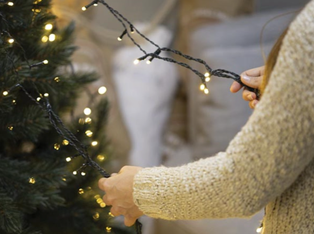 Vellight Atria LED For Tree – Guirlande lumineuse de Noël pour sapin – Équipée d'un anneau pratique avec des guirlandes lumineuses, de LED à faible consommation d'énergie et d'un adaptateur résistant aux intempéries – Pour l'intérieur et l'extérieur – Ver