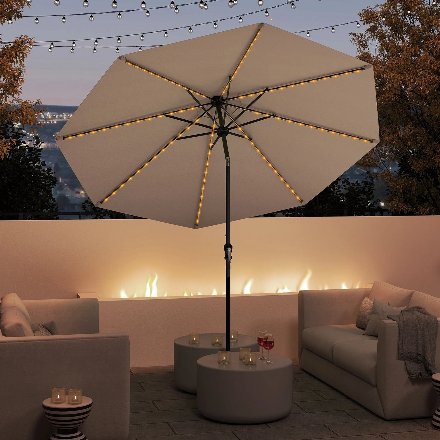 Parasol Coast avec éclairage LED à énergie solaire – Doté de neuf modes d'éclairage, d'un système d'inclinaison manuel et d'une poignée rotative pratique – Pour le jardin et la terrasse – Polyester beige et métal – 290 cm de largeur et 247 cm de hauteur