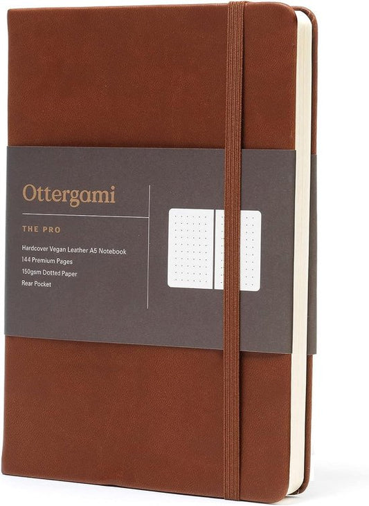 Carnet Ottergami A5 - Carnet de notes à points - Papier épais de haute qualité 150 g/m² - 144 pages - Carnet de journal intime marron pour bullet journal - Couverture en cuir vegan marron - Couverture rigide - Rentrée scolaire