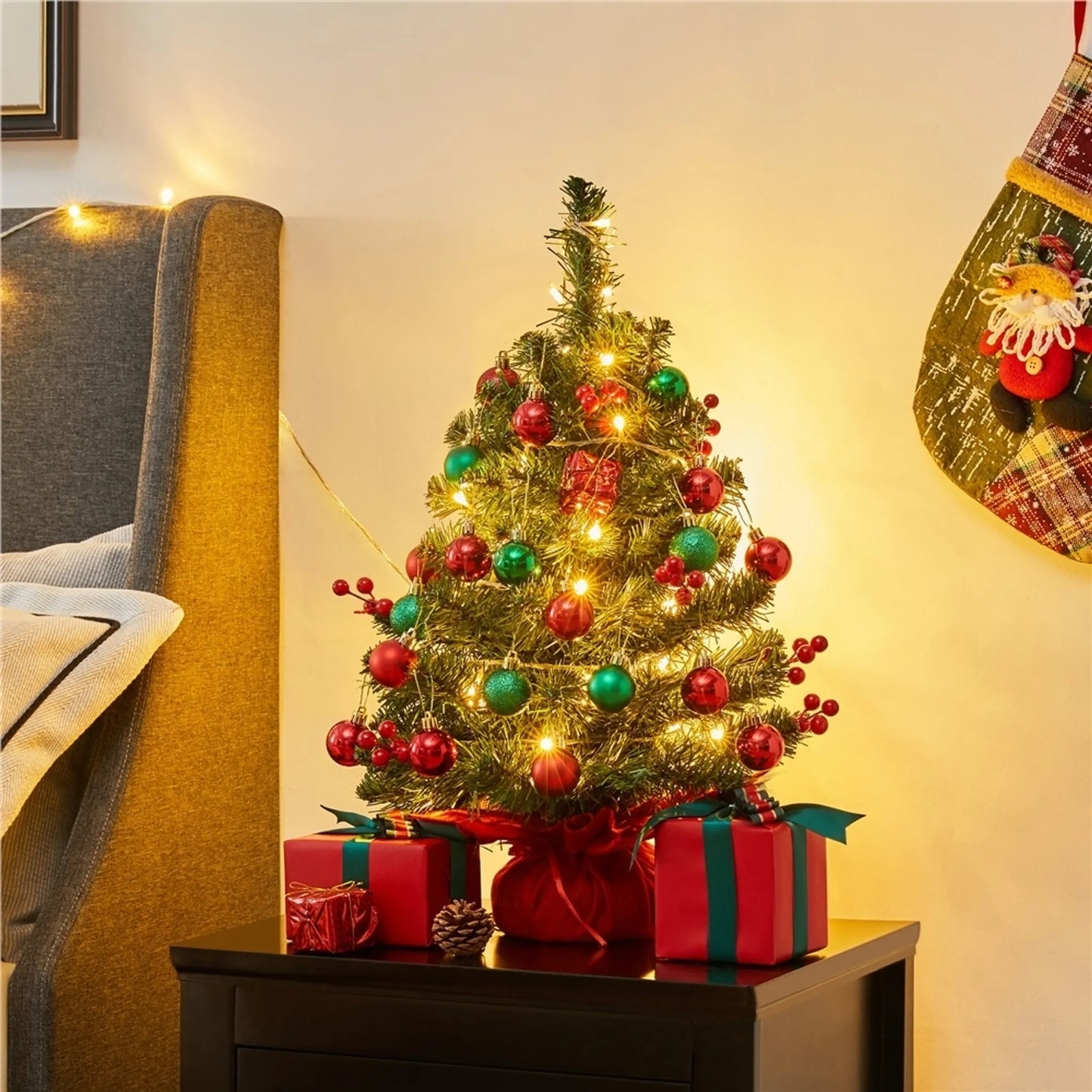 Yaheetech Arbre de Noël de table avec lumières - 38 x 38 x 60 cm - avec 35 lumières LED et 40 baies rouges et base en béton avec tissu rouge - pour le buffet et le bureau - PVC vert et béton