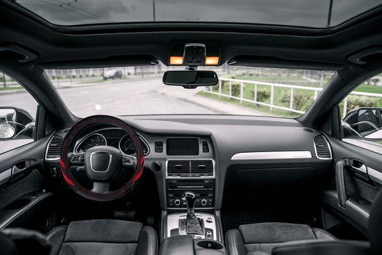 Dunlop Housse de volant voiture 38CM - Convient aux volants 37-39CM - Prise en main confortable - Antidérapant - Décoration de voiture - Cuir synthétique - Noir/Rouge