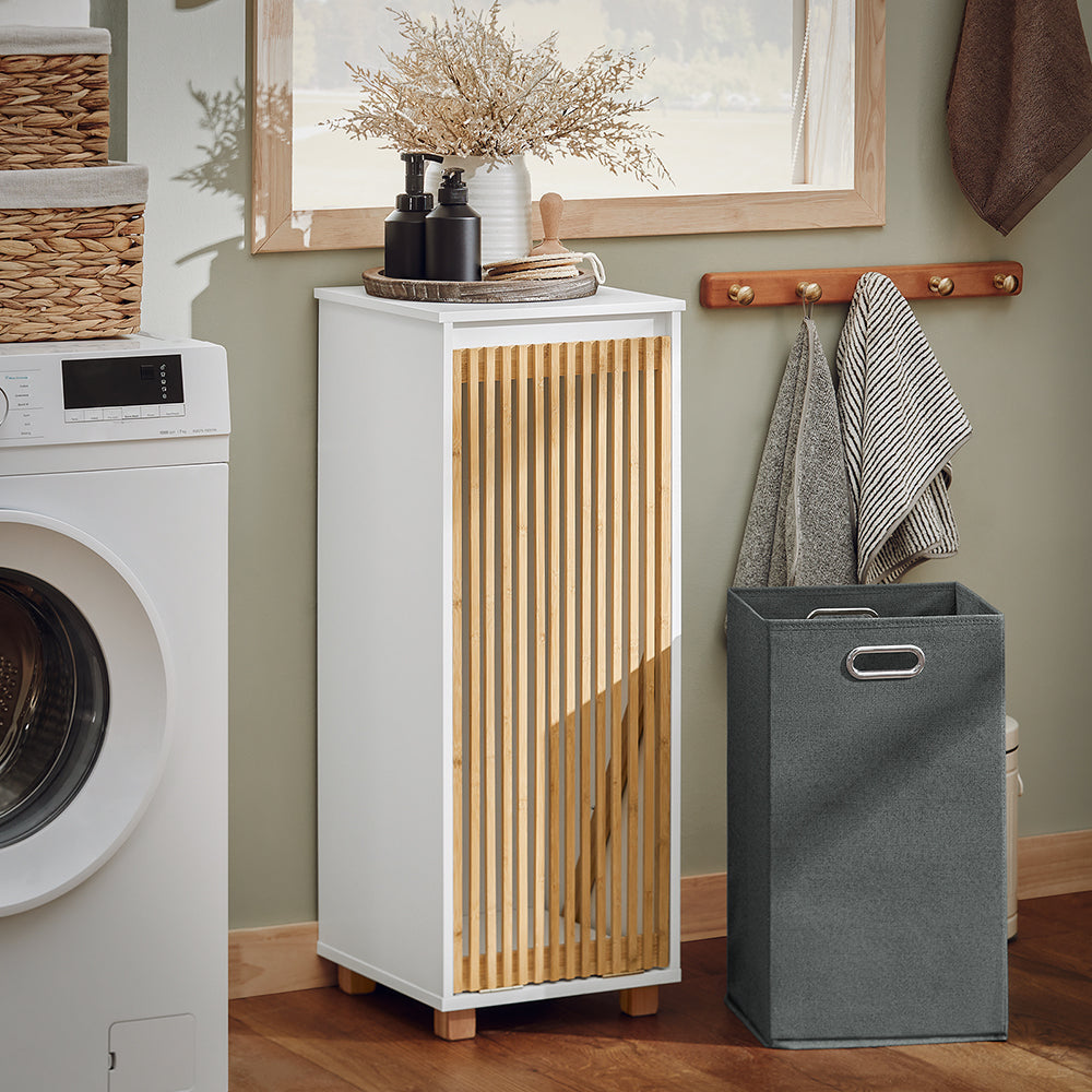 SoBuy Meuble de salle de bain sur pied - Meuble de salle de bain étroit - 1 panier à linge basculant - 1 porte en bambou - 32 x 33 x 85 cm - Blanc
