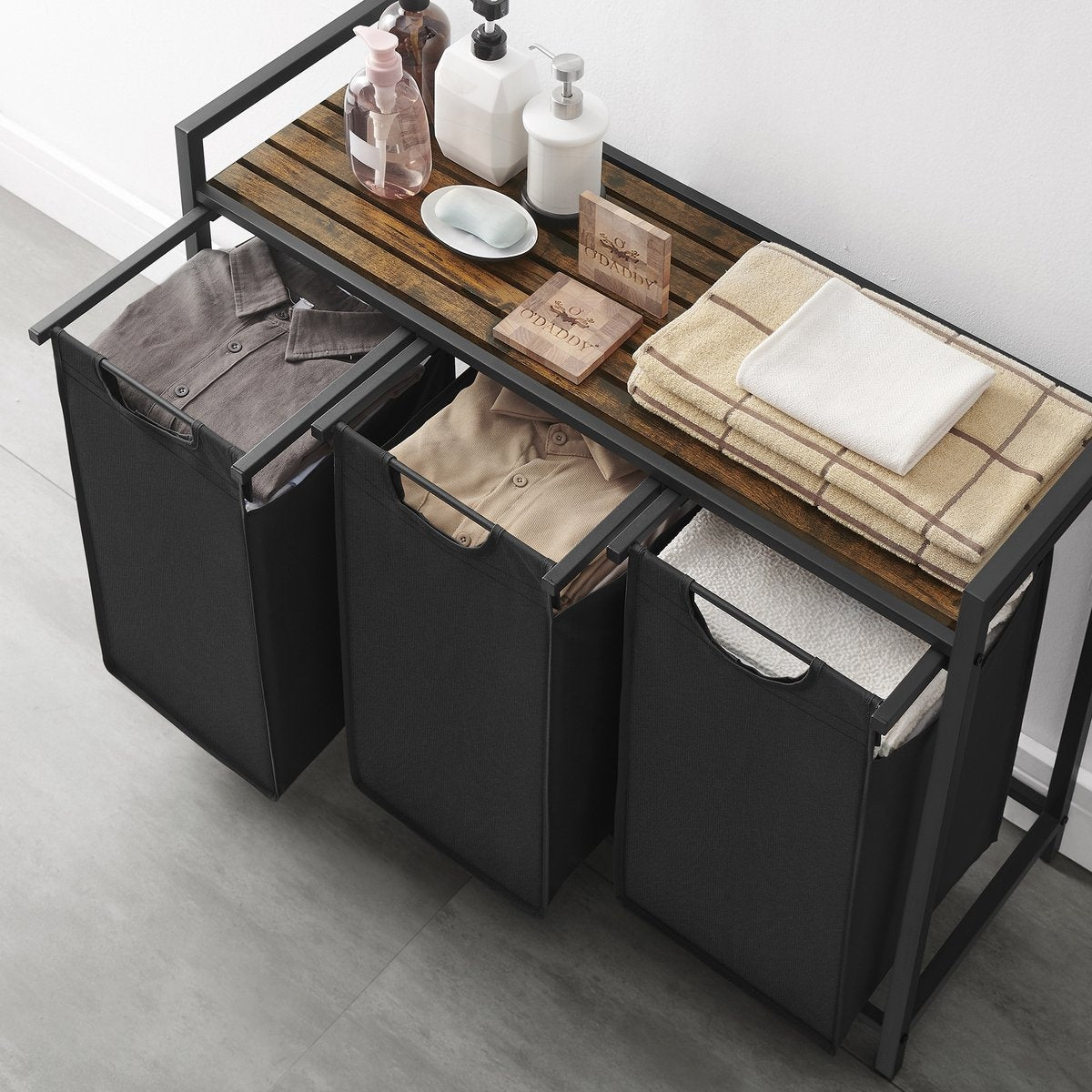 O'DADDY® Panier à linge 3 compartiments - trieur de linge - extensible avec étagère - 92.5 x 33 x 71 cm - panier à linge - 168 L divisé en 3 poches - paniers à linge - panier à linge métal noir - bois brun